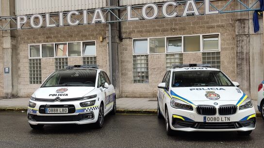 Dos coches de la Polic&iacute;a Local de Avil&eacute;s