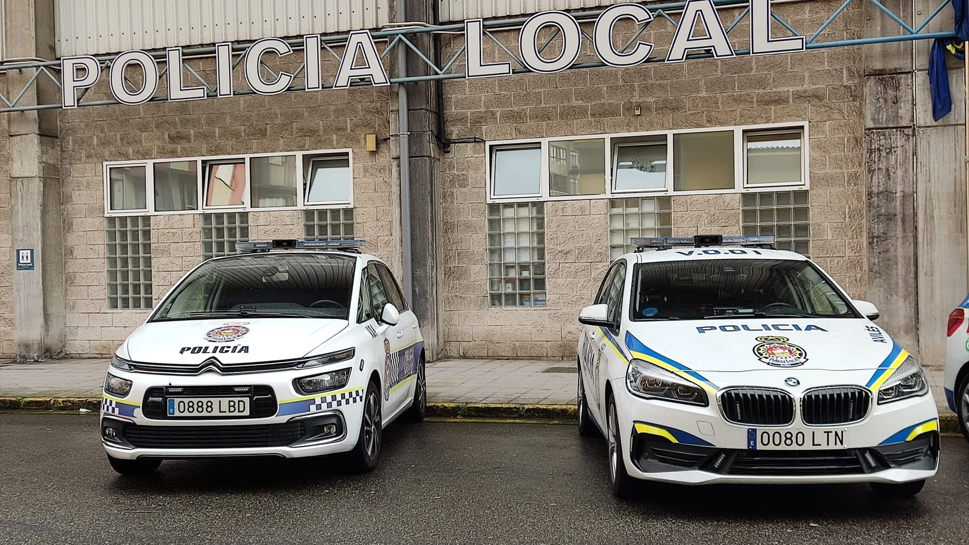 Dos coches de la Policía Local de Avilés