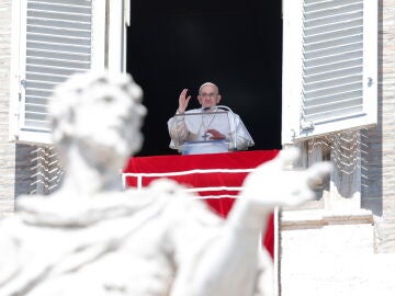 El Papa Francisco dirige la oración del Regina Coeli desde la ventana de su oficina