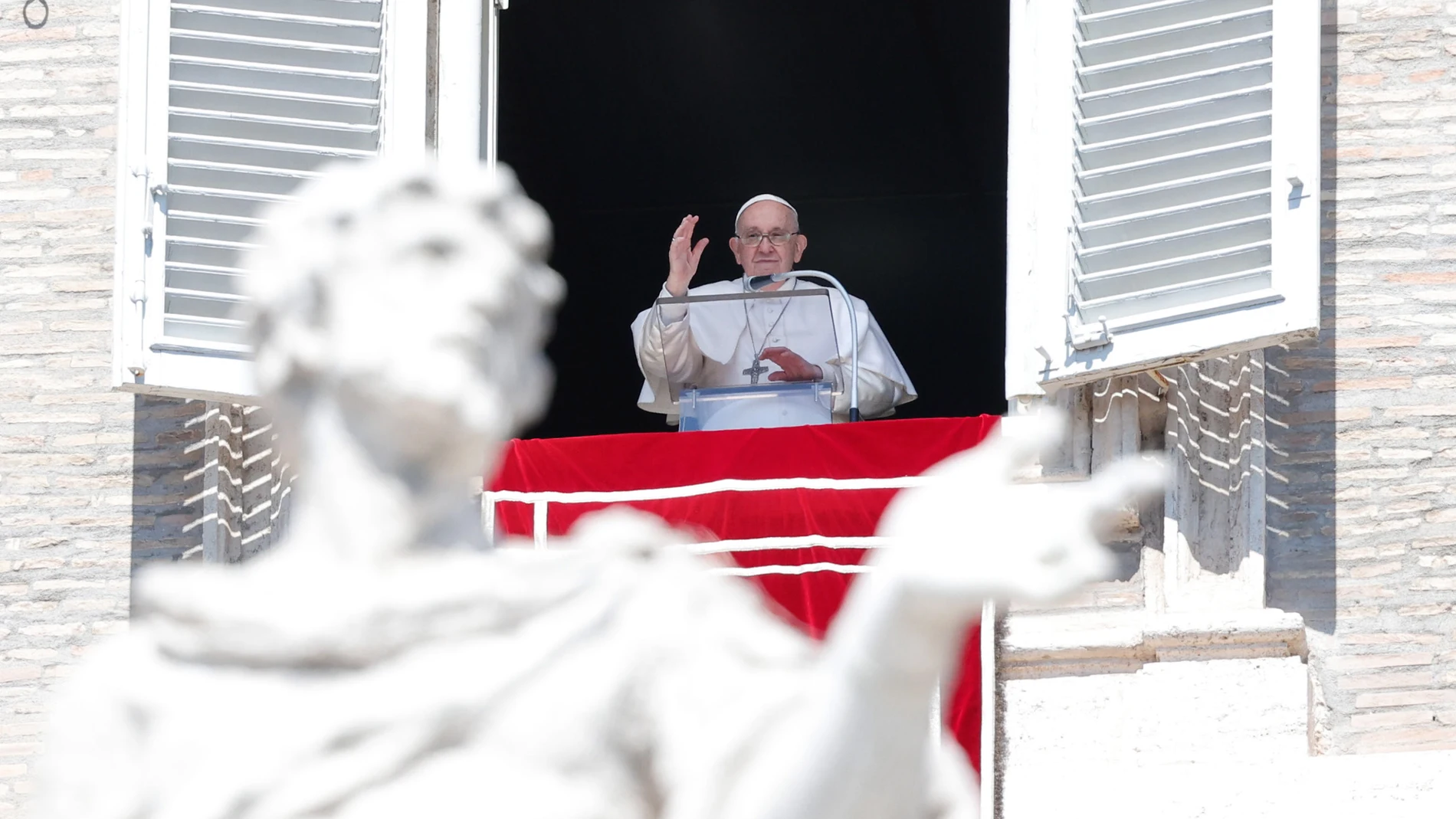 El Papa Francisco dirige la oración del Regina Coeli desde la ventana de su oficina