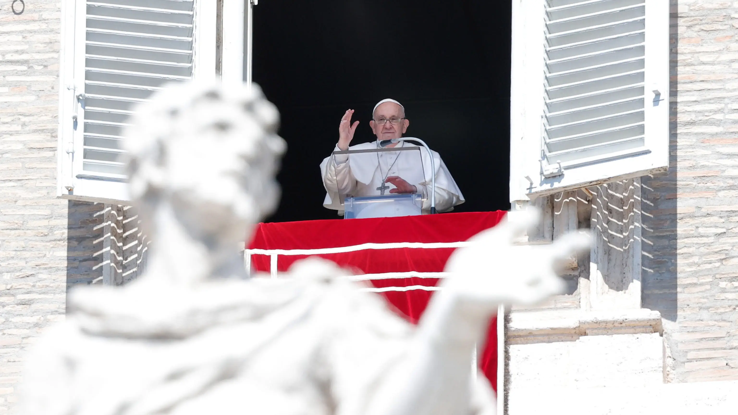 El Papa Francisco dirige la oraci&oacute;n del Regina Coeli desde la ventana de su oficina