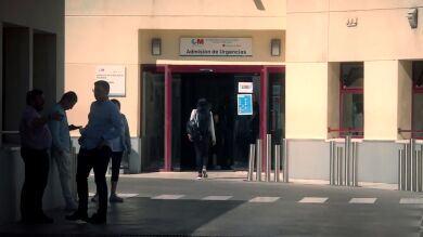 El padre acusado de maltratar a sus ocho hijos trabaja en un hospital y tiene una empresa médica