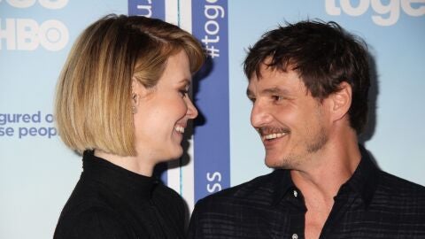 Pedro Pascal y Sarah Paulson