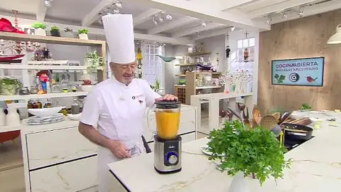 Triturar las zanahorias con una batidora eléctrica hasta conseguir una crema ligera, y resérvala. Triturar las zanahorias con una batidora eléctrica hasta conseguir una crema ligera, y resérvala.