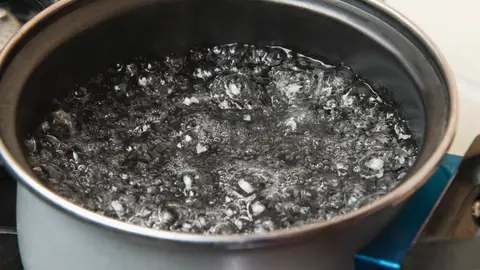 Agua hirviendo Agua hirviendo