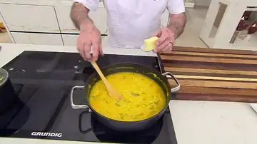 Agrega la mantequilla al risotto y sigue cocinándolo durante 3 o 4 minutos más