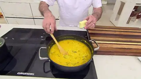 Agrega la mantequilla al risotto y sigue cocinándolo durante 3 o 4 minutos más Agrega la mantequilla al risotto y sigue cocinándolo durante 3 o 4 minutos más