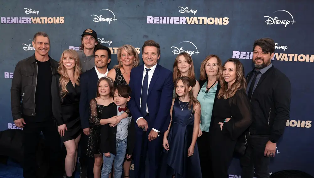 Jeremy Renner reaparece junto a su familia en el estreno de 'Rennervations' tras su accidente