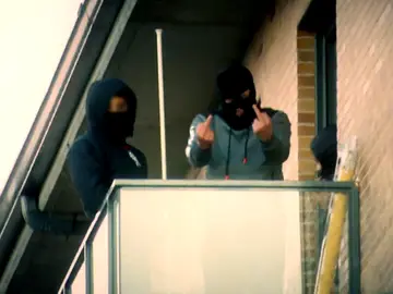 Hablamos en exclusiva con los okupas de Majadahonda: "Si vienen con la orden de su boca de aquí no sale nadie" Hablamos en exclusiva con los okupas de Majadahonda: "Si vienen con la orden de su boca de aquí no sale nadie"