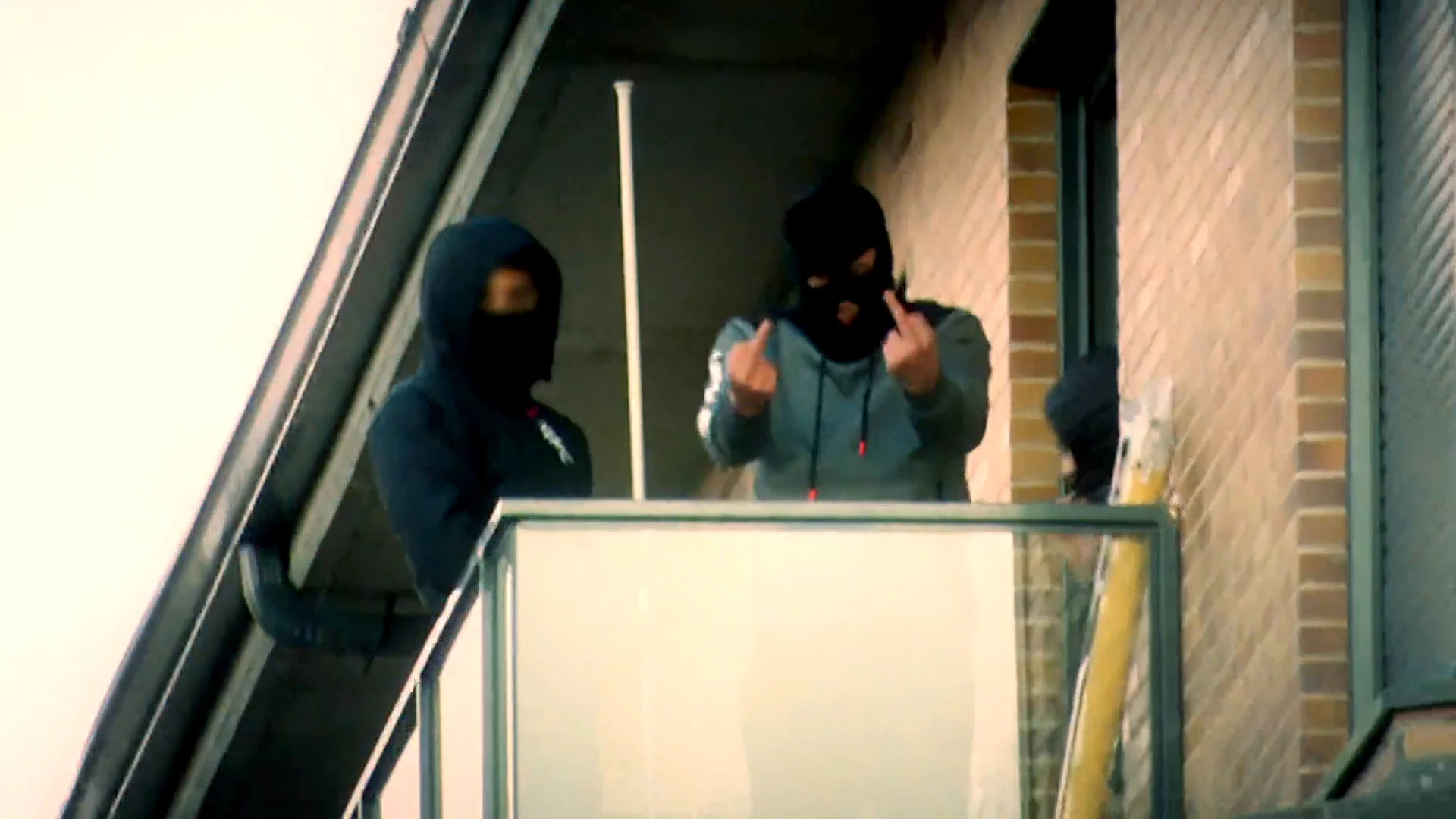 Hablamos en exclusiva con los okupas de Majadahonda: "Si vienen con la orden de su boca de aquí no sale nadie" Hablamos en exclusiva con los okupas de Majadahonda: "Si vienen con la orden de su boca de aquí no sale nadie"