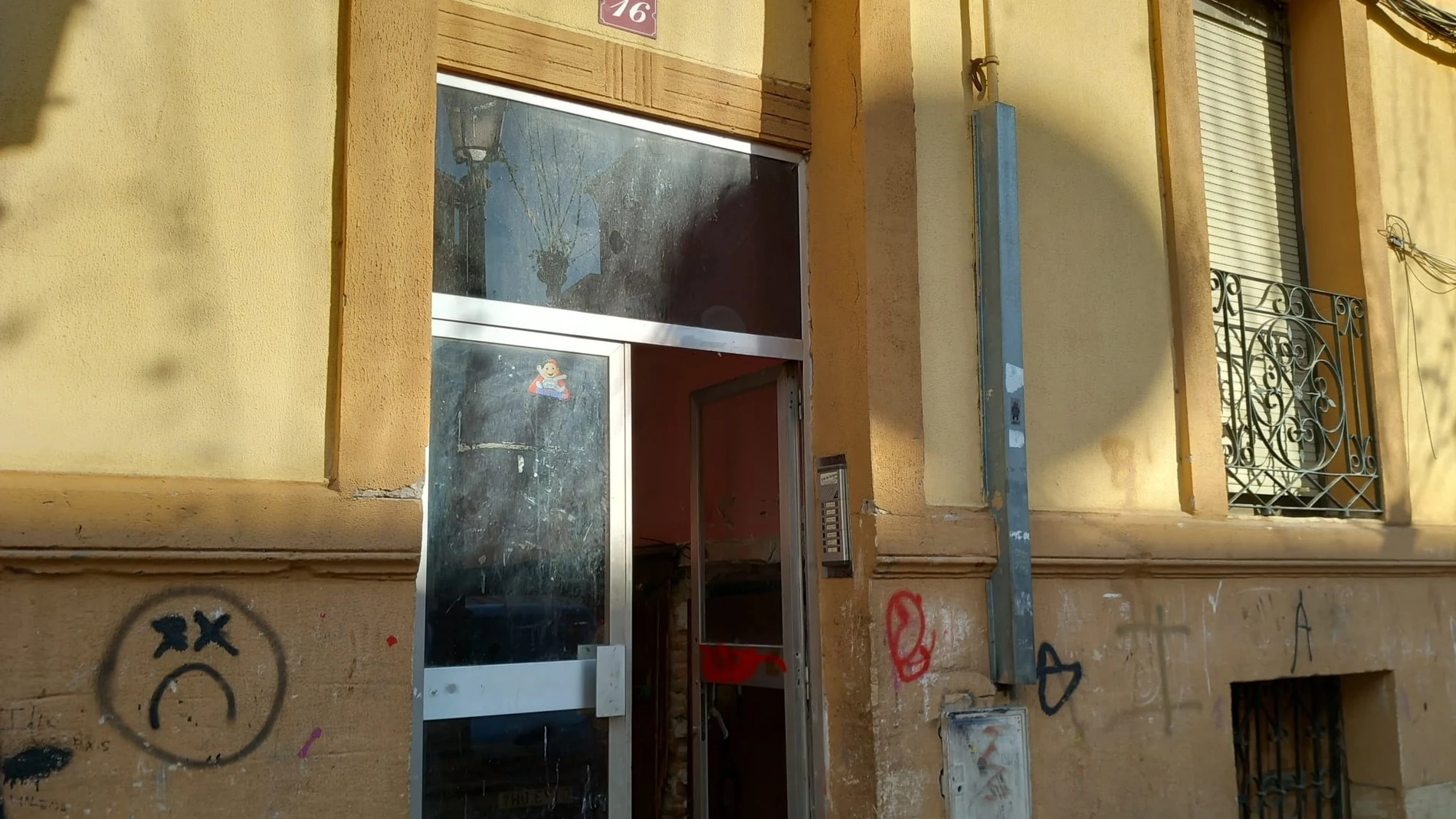 Portal de Avenida de Navarra, 16 de Logroño donde presuntamente se produjo la agresión sexual a dos menores