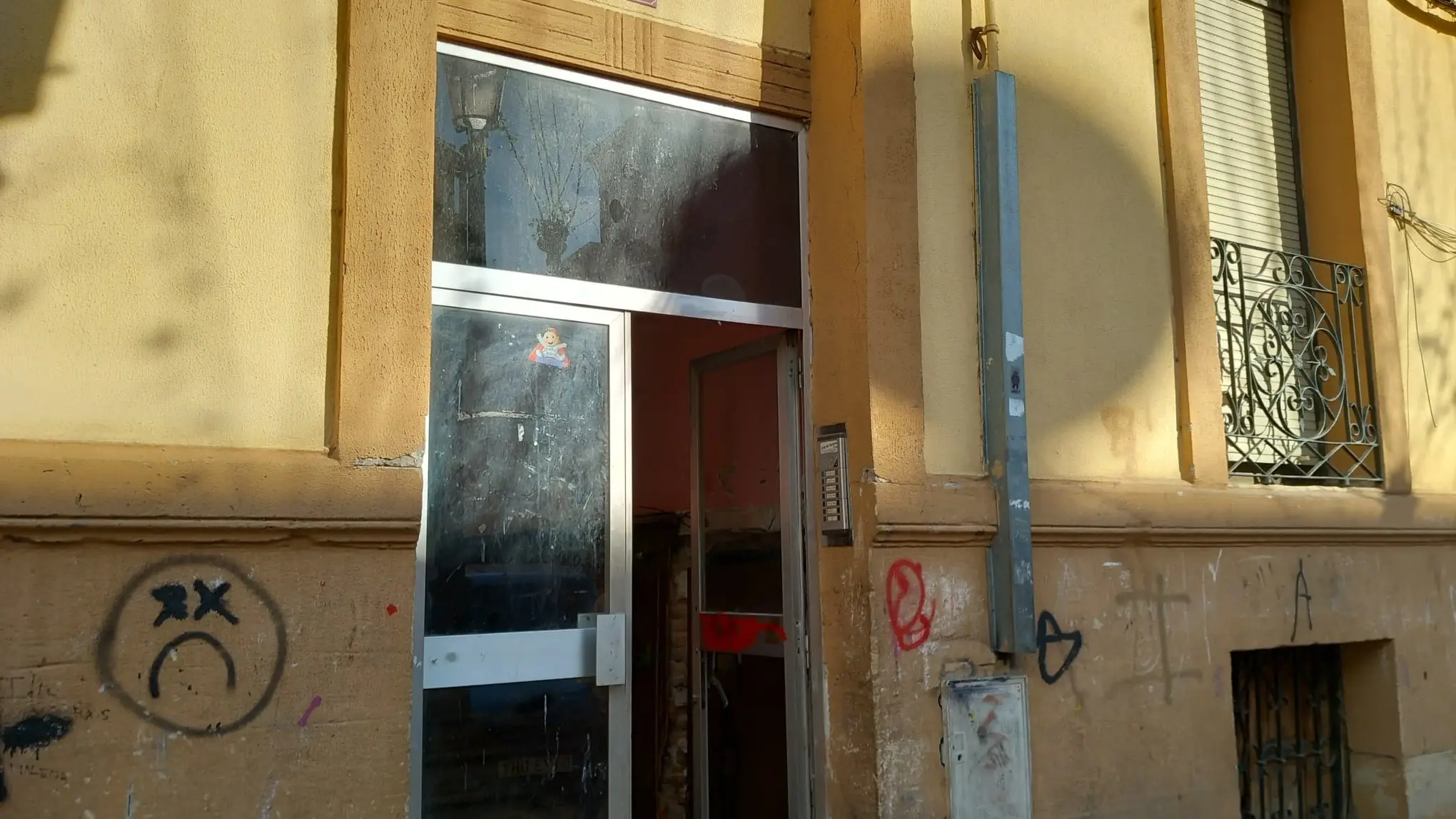 Portal de Avenida de Navarra, 16 de Logroño donde presuntamente se produjo la agresión sexual a dos menores Portal de Avenida de Navarra, 16 de Logroño donde presuntamente se produjo la agresión sexual a dos menores
