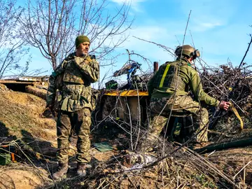 Soldados ucranianos cerca de la ciudad de Bajmut