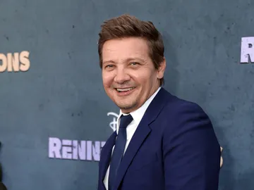 Jeremy Renner reaparece en el estreno de 'Rennervations' tras su accidente Jeremy Renner reaparece en el estreno de 'Rennervations' tras su accidente