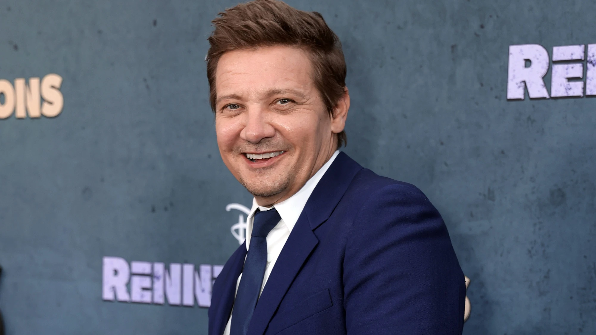 Jeremy Renner reaparece en el estreno de 'Rennervations' tras su accidente