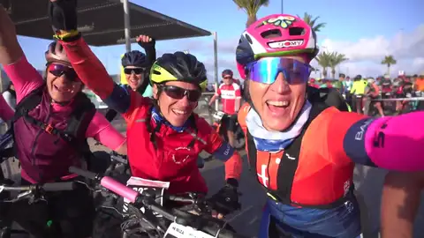 Las ciclistas del equipo 'Ciclismo para todas' en la Vuelta a Ibiza