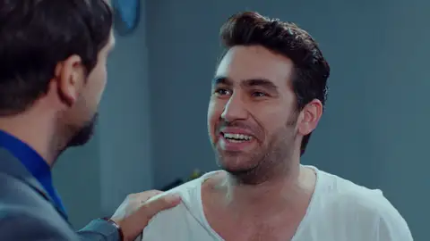Alihan le da trabajo a Emir… ¿Para acercarse a Zeynep? Alihan le da trabajo a Emir… ¿Para acercarse a Zeynep?