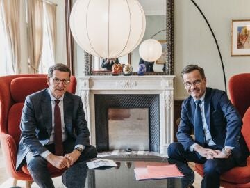 El líder del PP, Alberto Núñez Feijóo, se reúne en Estocolmo con el primer ministro sueco, Ulf Kristersson
