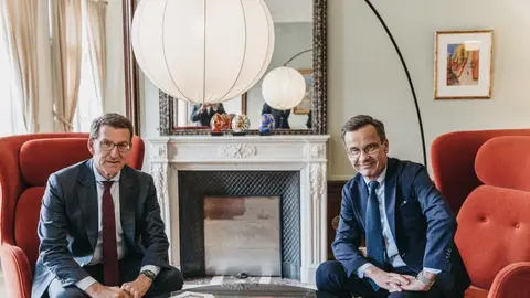 El líder del PP, Alberto Núñez Feijóo, se reúne en Estocolmo con el primer ministro sueco, Ulf Kristersson