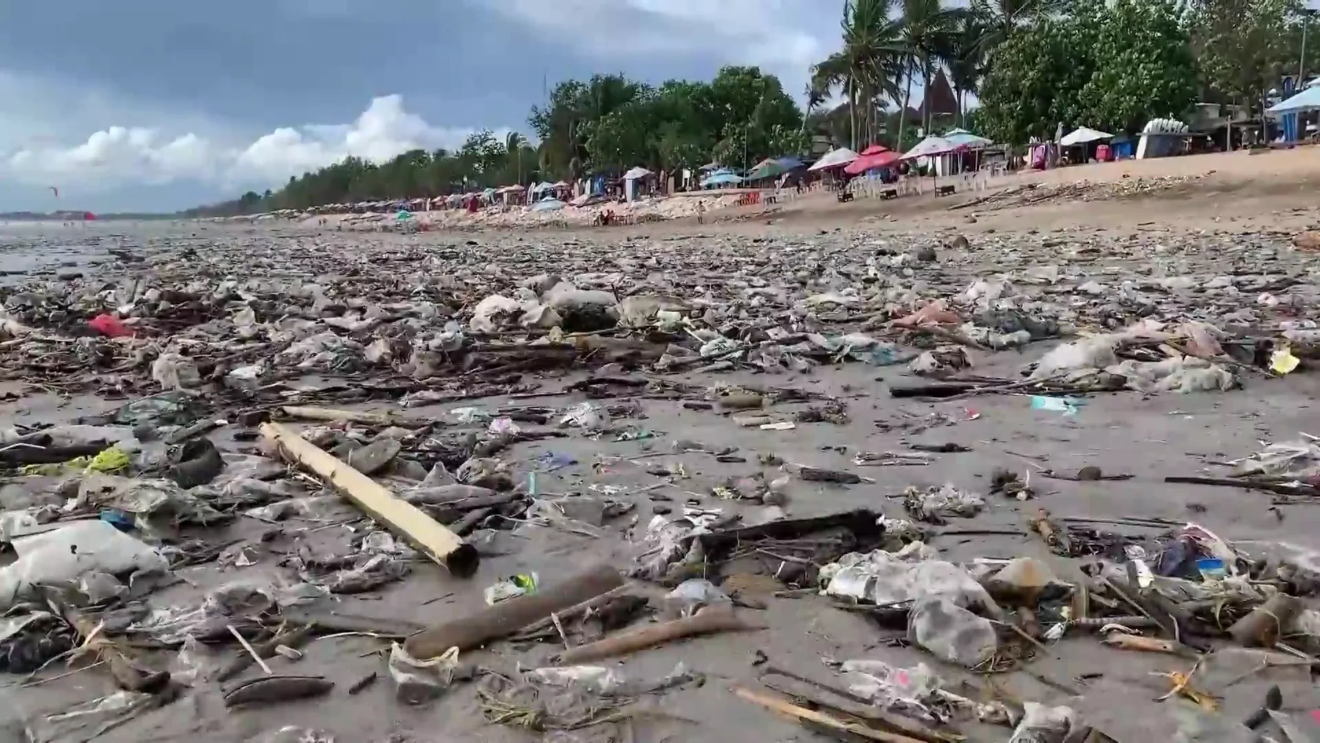 Monta&ntilde;as de basura en la costa de Bali