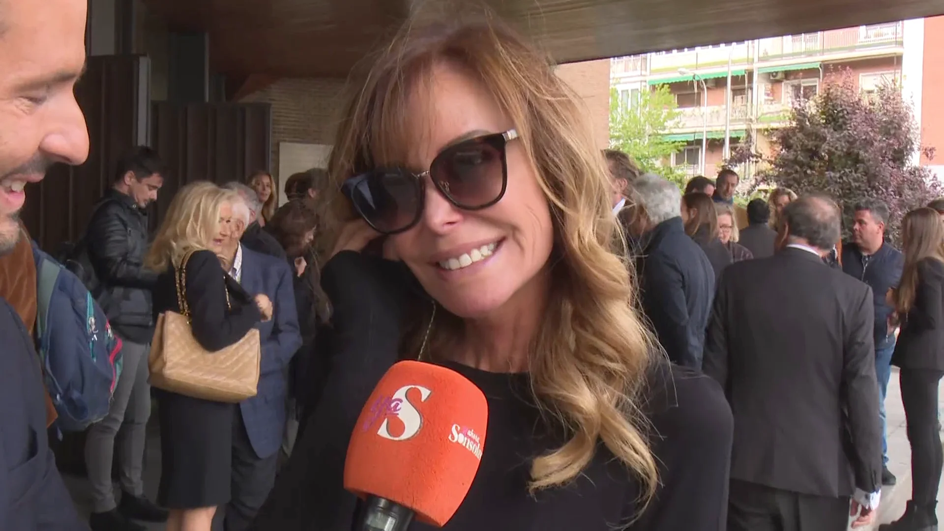 Lara Dibildos, tras la misa funeral de Laura Valenzuela: "Ha sido precioso, ha venido la gente que la quería" Lara Dibildos, tras la misa funeral de Laura Valenzuela: "Ha sido precioso, ha venido la gente que la quería"