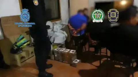 Responsables policiales explican el desmantelamiento de este laboratorio de cocaína