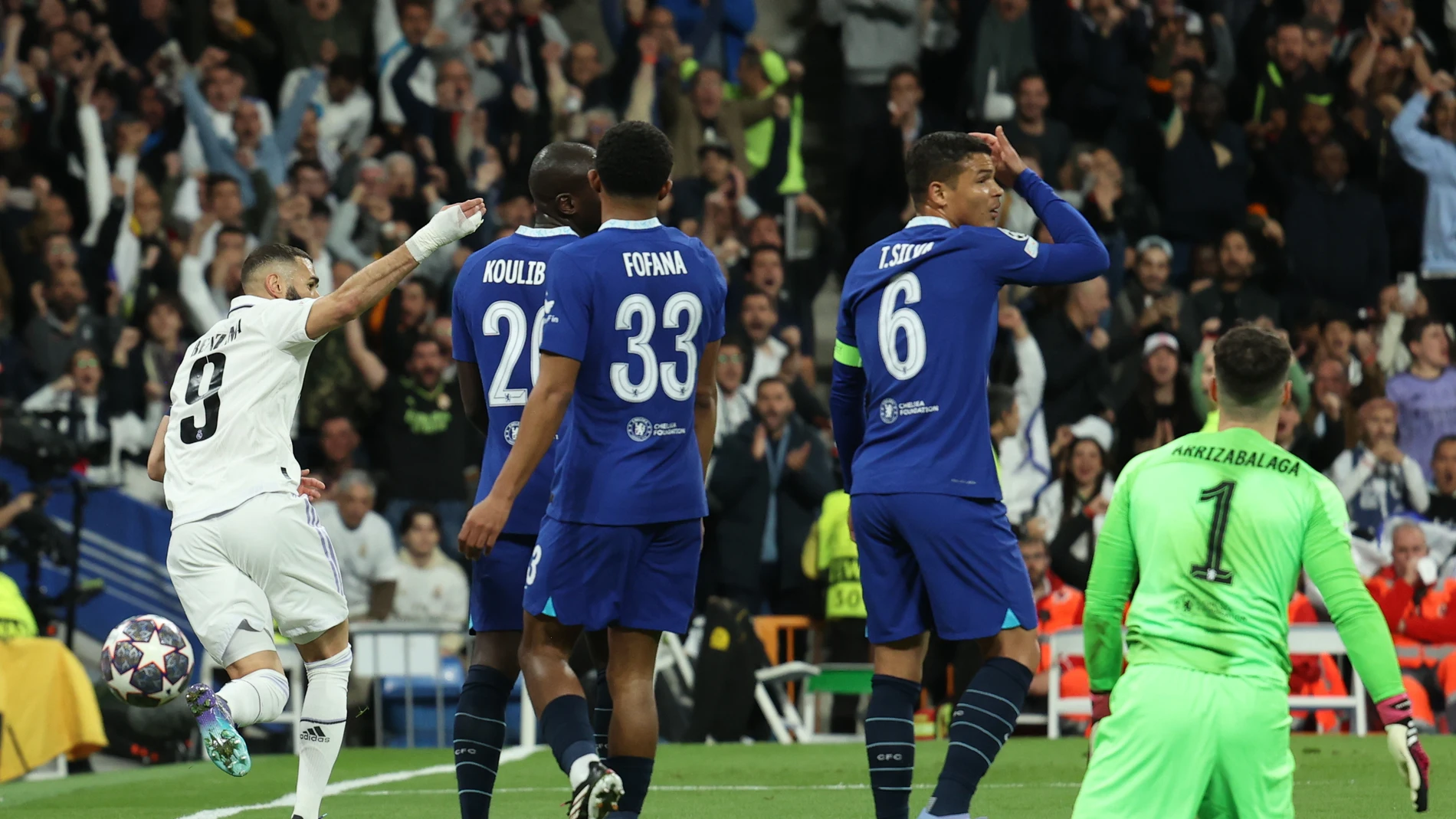 Karim Benzema celebra su gol ante el Chelsea en el Santiago Bernabéu