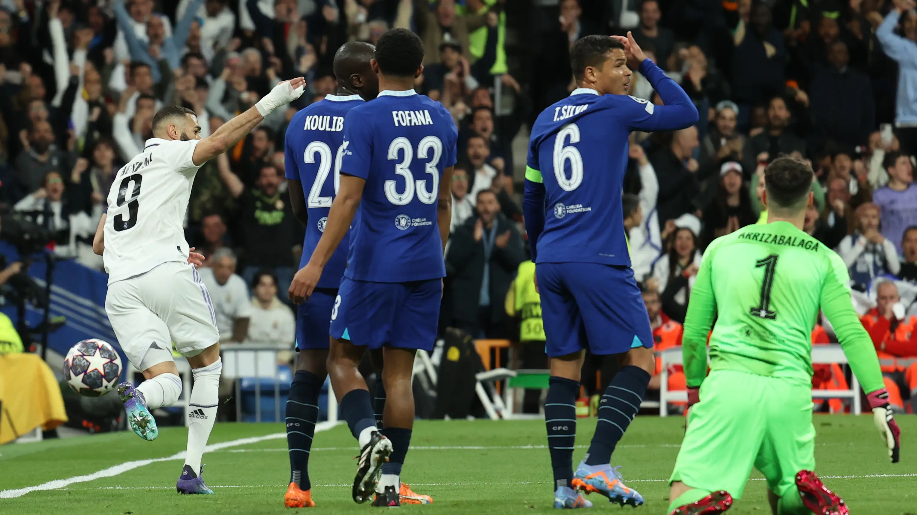 Karim Benzema celebra su gol ante el Chelsea en el Santiago Bernab&eacute;u