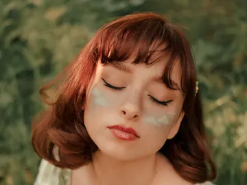 Mujer con flequillo Mujer con flequillo