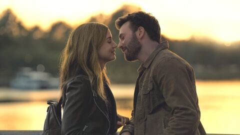 Chris Evans y Ana de Armas en 'Ghosted'
