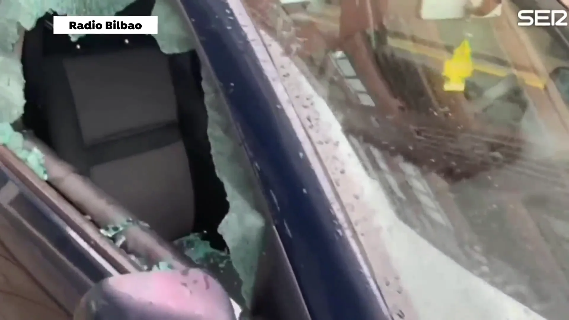 Coche con la ventanilla rota en un barrio de Bilbao Antena 3 Noticias