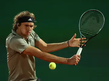 Zverev golpea un revés en el partido ante Medvédev en 1/8 de Montecarlo Zverev golpea un revés en el partido ante Medvédev en 1/8 de Montecarlo