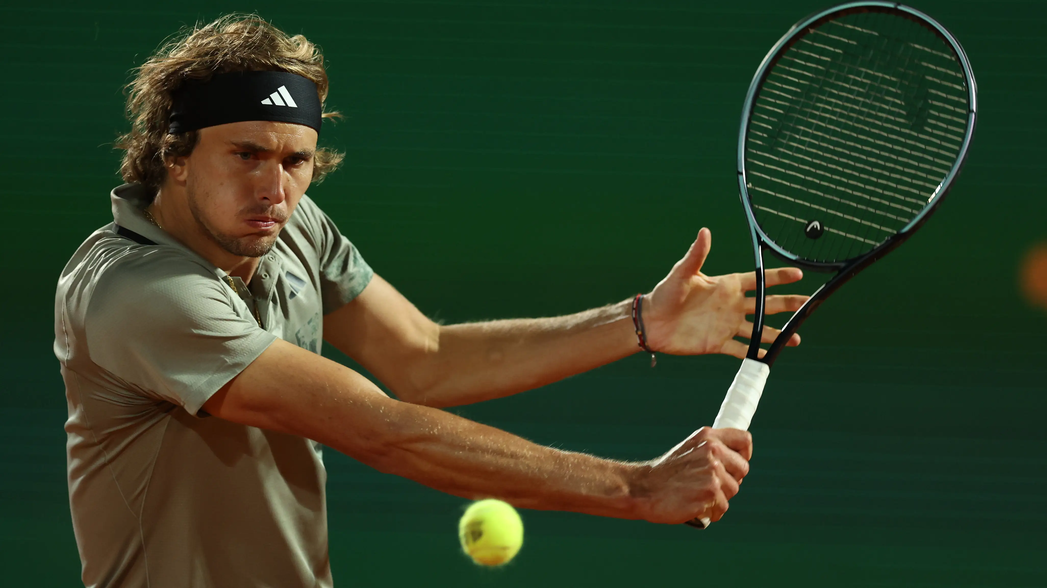 Zverev golpea un revés en el partido ante Medvédev en 1/8 de Montecarlo Zverev golpea un revés en el partido ante Medvédev en 1/8 de Montecarlo