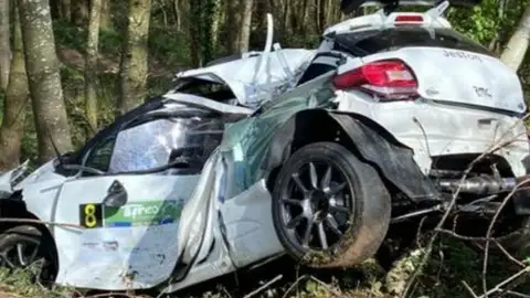 Así quedó el coche de Julio Castrillo y el copiloto Francisco Javier Álvarez