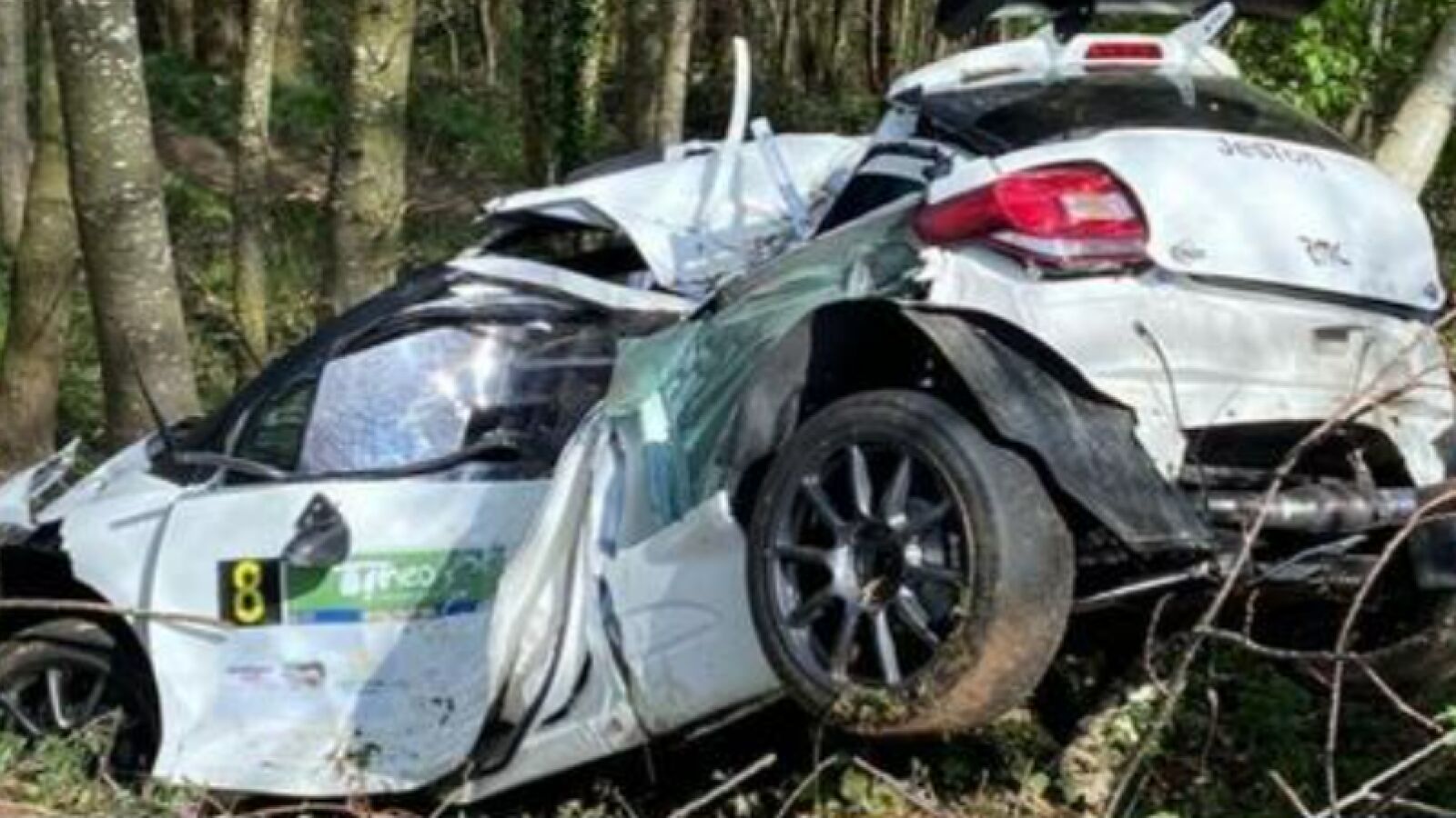 Mueren dos pilotos tras chocar contra un árbol en un rally en el Rally Villa de Tineo, Asturias