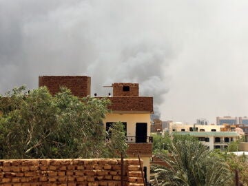 Cortinas de humo en un edificio de Jartum, Sudán