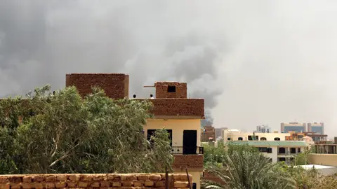 Cortinas de humo en un edificio de Jartum, Sudán