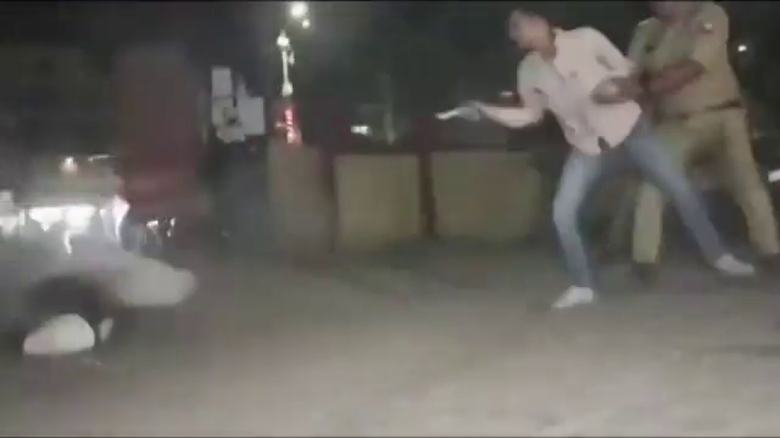 VÍDEO: el momento en el que matan a tiros a un expolítico delante de las cámaras en India 