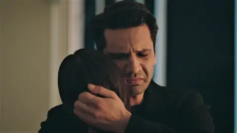 Ceylin le enseña a Ilgaz la casa que ha alquilado para vivir juntos, pero él no es capaz de decirle la verdad sobre Zafer Ceylin le enseña a Ilgaz la casa que ha alquilado para vivir juntos, pero él no es capaz de decirle la verdad sobre Zafer