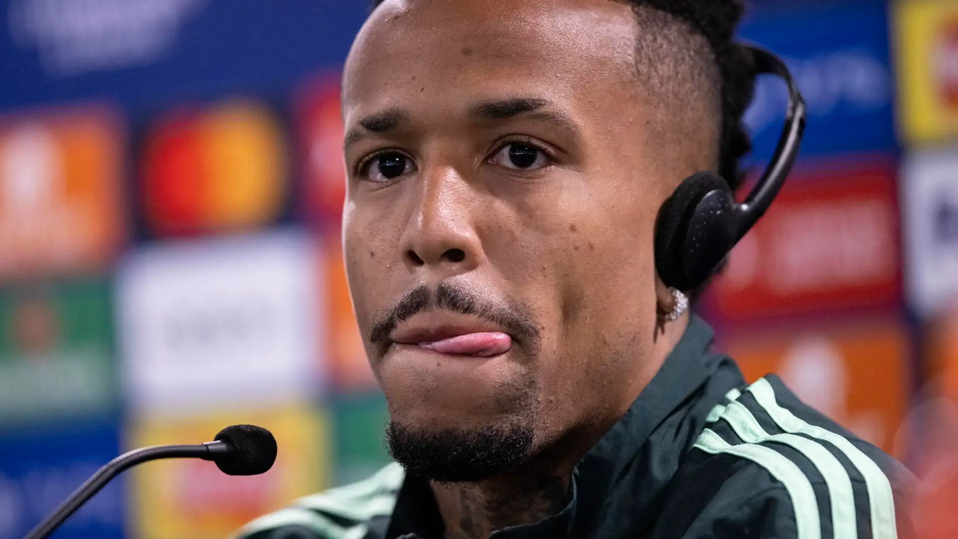 Militao en la sala de prensa de Stamford Bridge Militao en la sala de prensa de Stamford Bridge