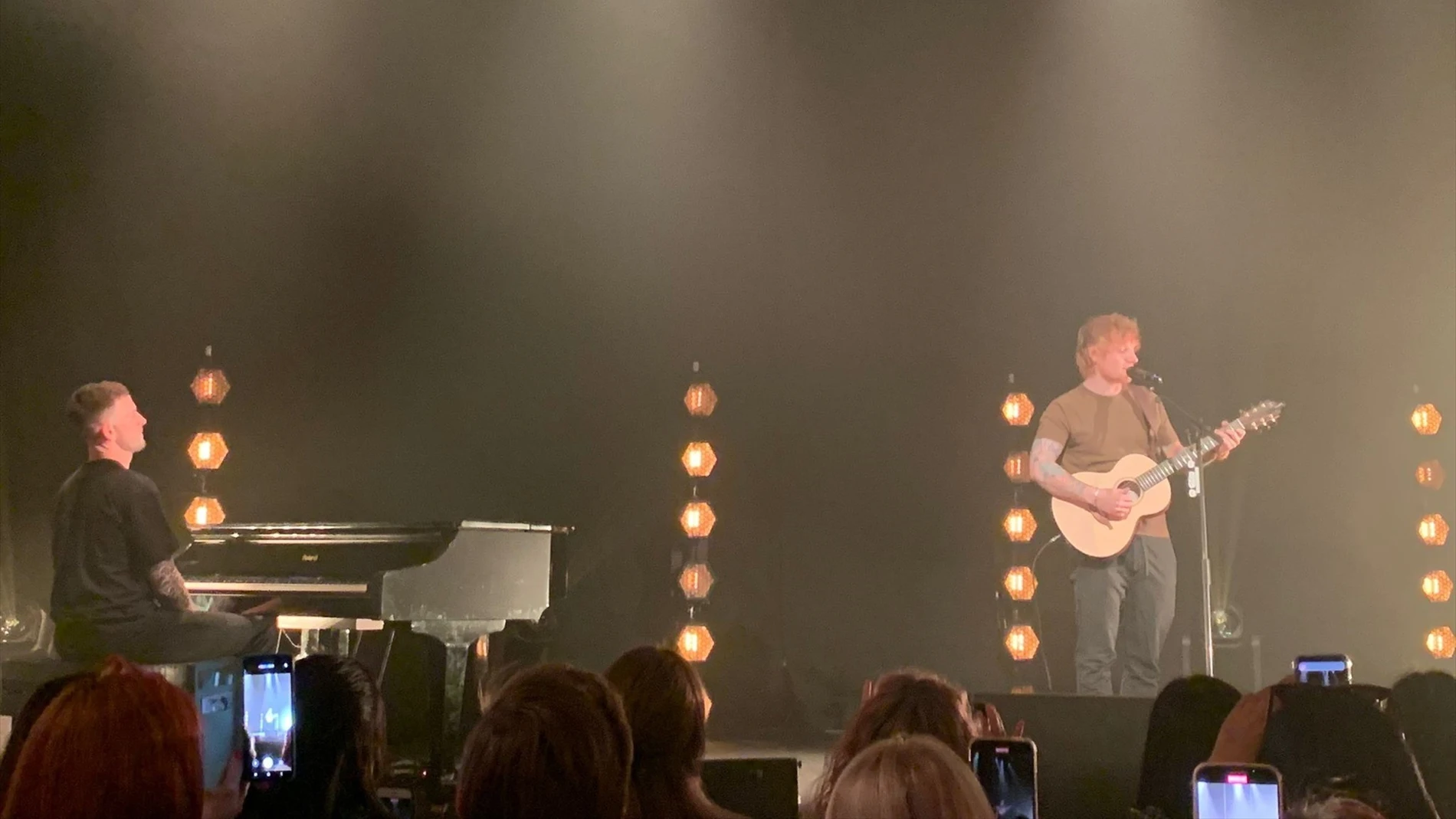 Ed Sheeran durante un concierto para un grupo reducido de fans en el Círculo de Bellas Artes de Madrid 
