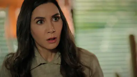 Suzan descubre el cadáver de Resul y la policía la detiene señalándola como principal sospechosa Suzan descubre el cadáver de Resul y la policía la detiene señalándola como principal sospechosa