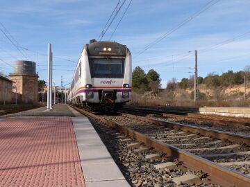 Renfe interrumpe la circulación del AVE Madrid-Barcelona tras una avería en la infraestructura de Ballobar, Huesca