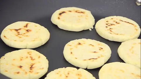 Extiende 4 arepas en la sartén y dóralas por los 2 lados Extiende 4 arepas en la sartén y dóralas por los 2 lados