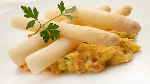 Arguiñano: receta saludable y económica de espárragos frescos con ensaladilla Arguiñano: receta saludable y económica de espárragos frescos con ensaladilla