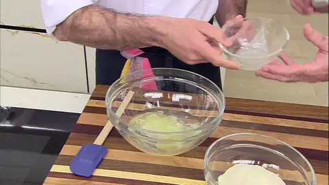 Mezcla bien hasta conseguir una masa homogénea Mezcla bien hasta conseguir una masa homogénea