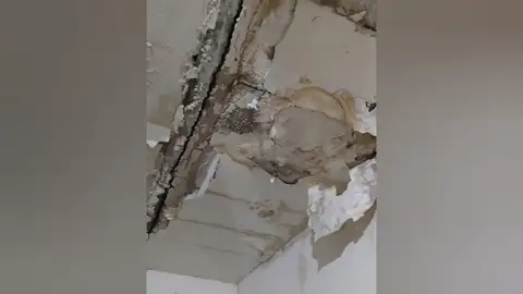 Vive en una casa en ruinas y con el techo cayéndose a pedazos Vive en una casa en ruinas y con el techo cayéndose a pedazos