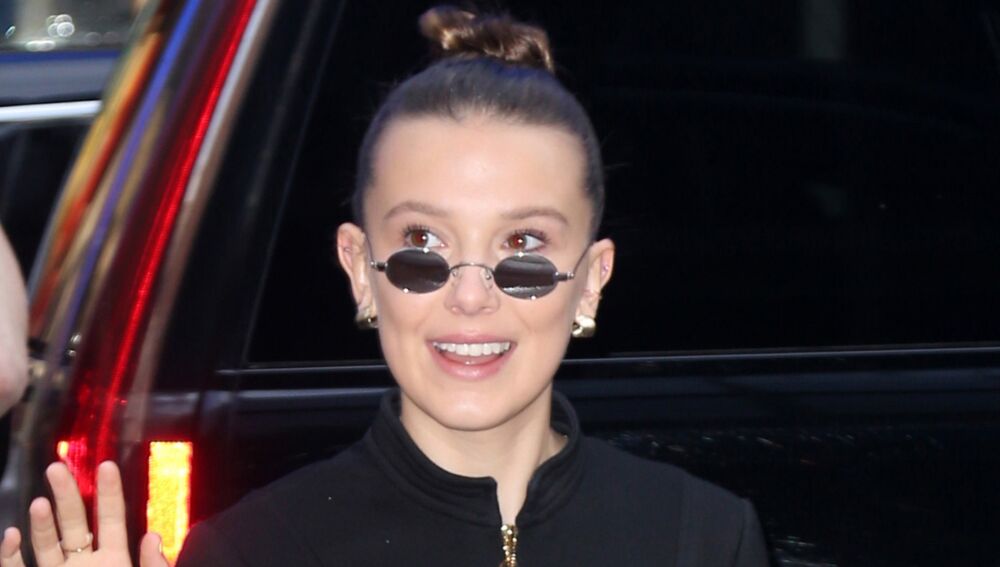 Millie Bobby Brown saluda a sus fans Millie Bobby Brown saluda a sus fans
