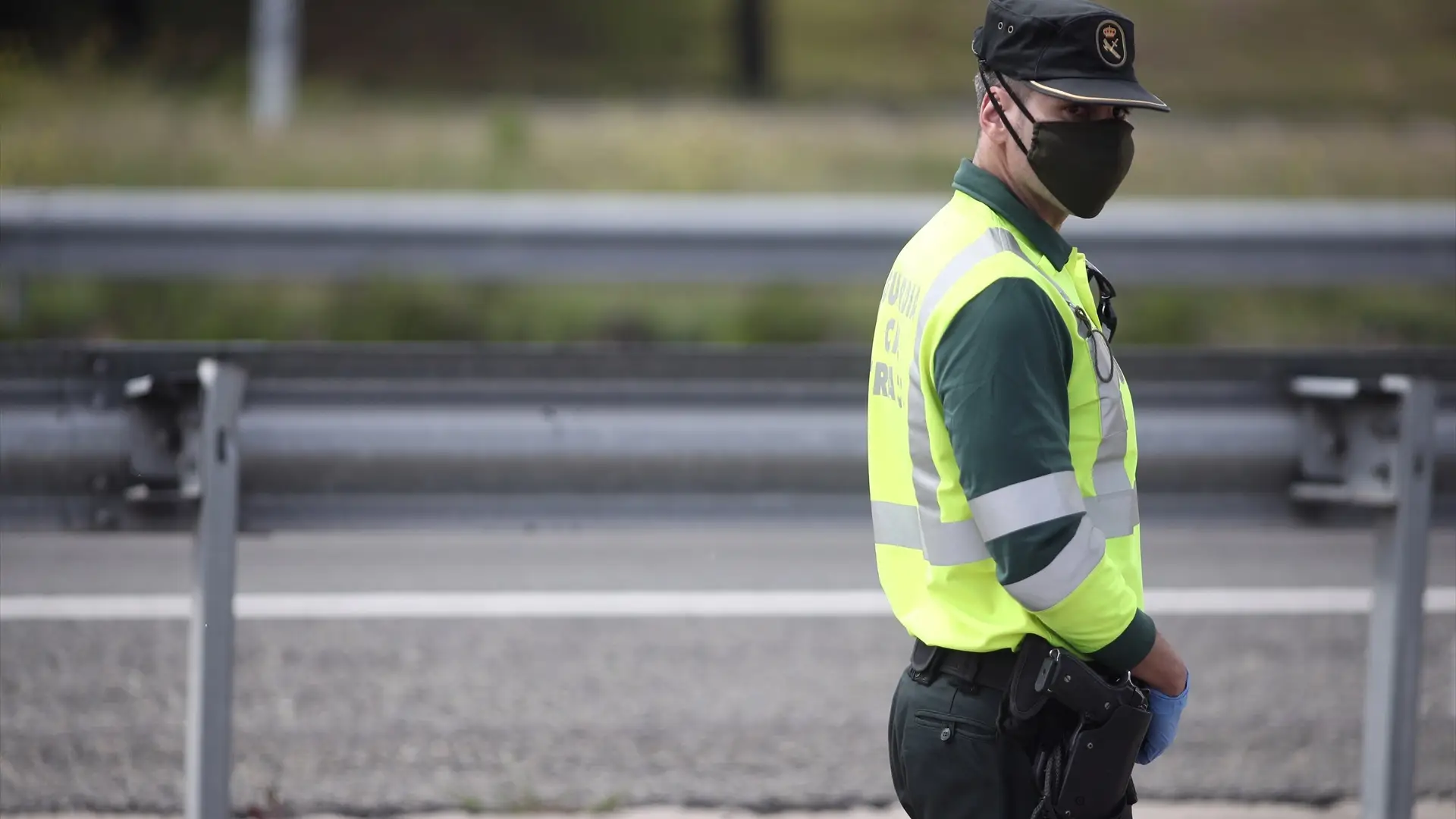 Un guardia civil con mascarilla Un guardia civil con mascarilla