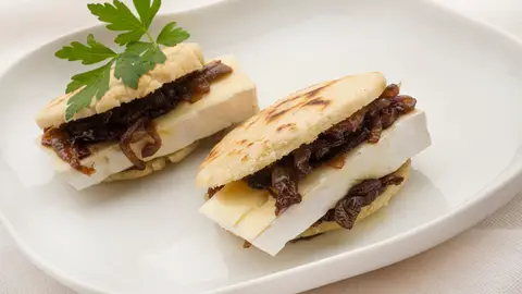 Receta sencilla de arepas rellenas de queso y cebolla, de Joseba Arguiñano Receta sencilla de arepas rellenas de queso y cebolla, de Joseba Arguiñano